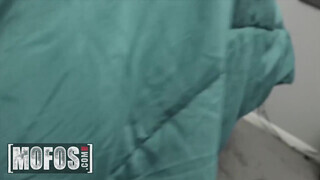 Mofos - Ashly Anderson méretes kukacot kap a muffjába