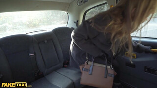 Fake Taxi - Jayla De Angelis benne van a szexben