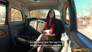 Fake Taxi - Tetovált lány bekapja a taxis faszát
