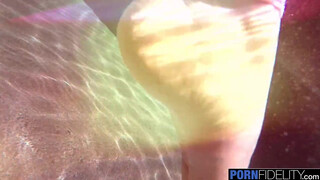 PORNFIDELITY - Romi Rain a medence parton dug
