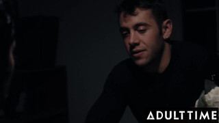 ADULT TIME - Kanos ex-fegyenc végre beteljesül a szexi sztriptíztáncosnő, Kenna James karjaiban