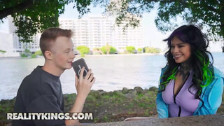 REALITY KINGS - XWife Karen a kocsiban szexel