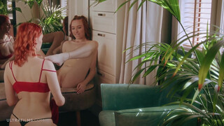 ULTRAFILMS - Két legjobb barátnő Lilly Mays és Lola Red egymás punciját és mellét nyalogatja