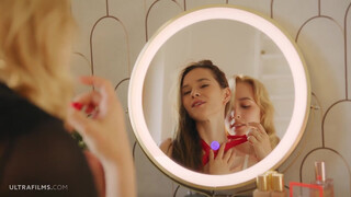 ULTRAFILMS - Kelly Collins és Leona Mia gyönyörű modellek reggel szexelnek