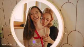 ULTRAFILMS - Kelly Collins és Leona Mia gyönyörű modellek reggel szexelnek