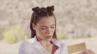 WOWGIRLS - Nagyon dögös lány Elizabeth T maszturbál a padon