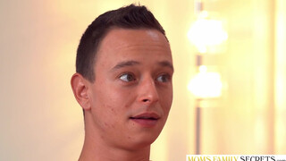 Nagy mellű milf, Aubrey Black nem tud ellenállni a vágynak, hogy egy nagy, fiatal sráccal szexeljen