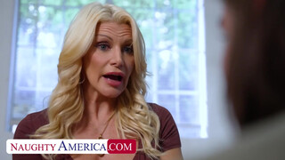 Brittany Andrews professzor segít a diák srácnak , de cserébe szüksége van a farkára